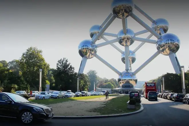 Traslado privado de Antuérpia para Bruxelas: WiFi e bebidas a bordo
