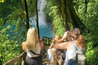 Explorez la forêt tropicale près du volcan tenorio, nagez dans les eaux turquoise du rio celeste et observez la faune locale avec un guide expert. entrée et eau en bouteille incluses. réservez vit