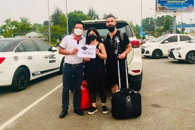 Privater transfer vom danang flughafen zum hotel in hoi an mit englischsprachigem fahrer. inklusive abholung, wasserflasche und flexiblen stopps. jetzt bequem buchen.