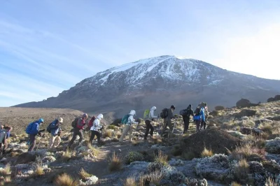 Besteigen sie den kilimandscharo über die machame-route mit erfahrenen guides. 7-tägige wanderung, alle gebühren, transfers und unterkünfte inklusive. erreichen sie sicher den uhuru peak.