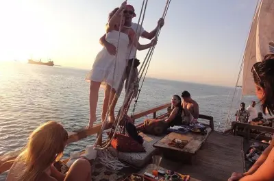 Crociera al tramonto in dhow da Stone Town: Vela e musica dal vivo