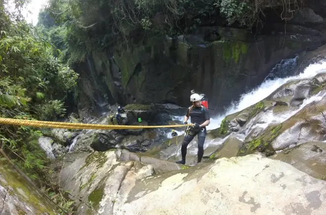 Canyoning no rio Usina: Rapel, natação e saltos