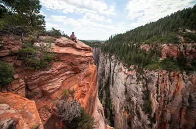 Arrampicata con imbrago sulla via ferrata nel Zion National Park