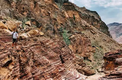 Caminhada nas montanhas Hajar: Formações rochosas e leitos de wadi
