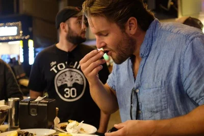 Entdecke istanbuls street food auf europas und asiens seite mit fährfahrt, lokalem guide und leckeren verkostungen. jetzt buchen für echtes stadtfeeling.