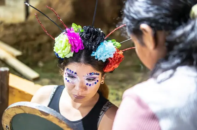 Tag der Toten in Huatulco: Altäre, Gesichtsbemalung, lokale Häuser