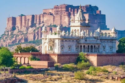 Entdecke jodhpurs mehrangarh fort, jaswant thada und das umaid bhawan palace museum bei einer geführten tagestour mit tuk-tuk und insiderwissen. jetzt buchen!