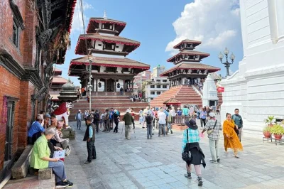 Découvrez les sites unesco de kathmandu — swayambhunath, durbar square, pashupatinath et boudhanath — avec un guide local. transfert privé et prise en charge à l’hôtel inclus.