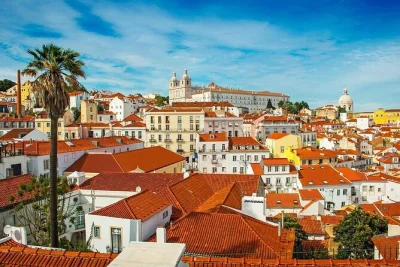 Scopri il quartiere alfama di lisbona in tuk tuk, tra vicoli nascosti, pantheon nazionale e i migliori belvedere. guida locale e wifi a bordo inclusi.