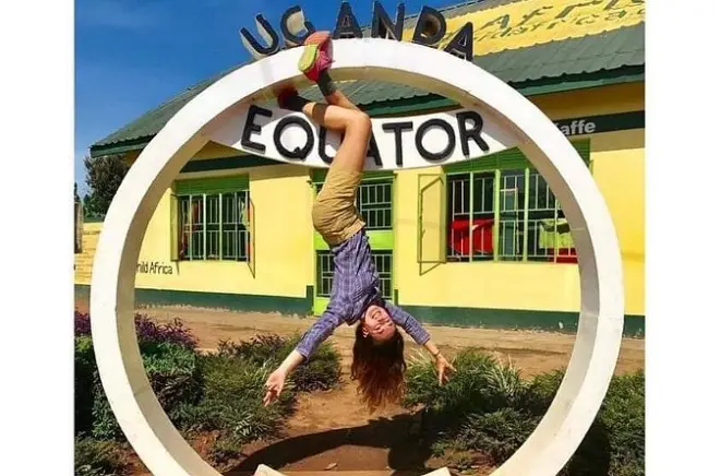 Tour de l’équateur à Kampala : Debout sur deux hémisphères