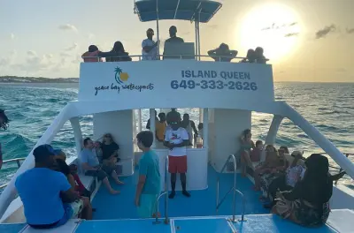 Crociera privata in catamarano al tramonto: Grace Bay Beach e relitto sovietico