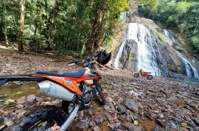 Tour de moto off-road em Jaco: Trilhas técnicas e cachoeiras