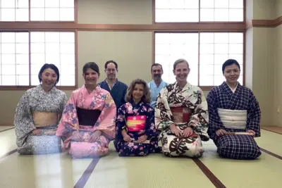Danza geisha y ceremonia del té en Kamakura con lección de yukata