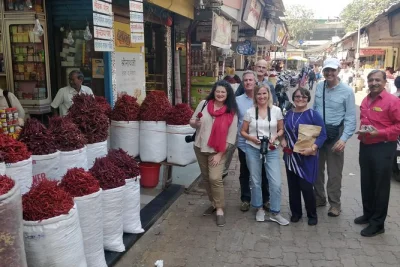 Découvrez mumbai avec un guide local : marché aux épices de lalbaug, chor bazaar, dégustations épicées et trésors d’antiquités. prise en charge à l’hôtel et transport privé inclus.