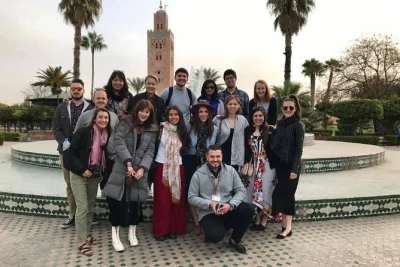 Découvrez la médina de marrakech, la place jemaa el-fna et la médersa ben youssef avec un guide local. parcours adaptés aux poussettes. réservez pour vivre l’âme de la ville.