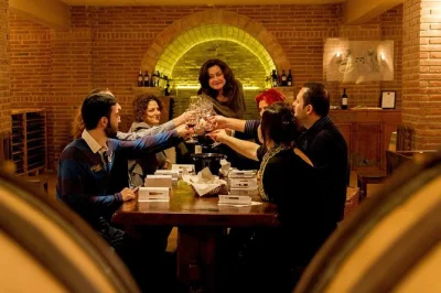 Entdecken sie die antiken ruinen von nemea und probieren sie lokale weine bei einer geführten tagestour ab nafplio. inklusive besuche von weingütern, verkostungen und eintrittsgeldern.