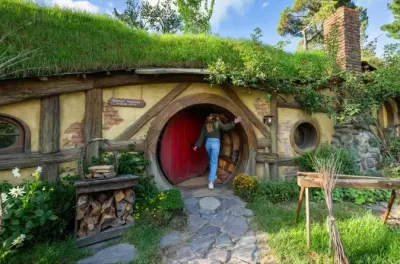 Hobbiton et grottes de Waitomo au départ de Hamilton en petit groupe