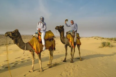 Erlebe eine kamel-safari von jaisalmer zum longewala war memorial, schlafe unter dem sternenhimmel der wüste und triff lokale kamelreiter. inklusive abendessen und frühstück.