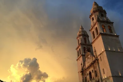 Discover campeche’s evening city tour. explore forts, museums, and colonial streets, then enjoy a local dinner in san francisco square. book your spot now!