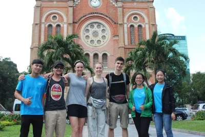 Descubra os pontos principais de saigon como a catedral de notre-dame, museu dos vestígios da guerra e mercado ben thanh com guia local. inclui transporte com ar-condicionado e busca no hotel.