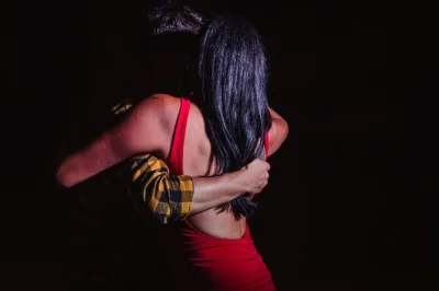 Buenos aires echtes tango-feeling erleben: private tanzstunde, wein und eintritt zu einer authentischen milonga. jetzt buchen für eine unvergessliche nacht.