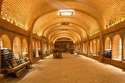 Découvrez les monastères de kakheti et savourez les vins géorgiens dans des caves millénaires. visite privée avec dégustations, histoire et secrets locaux. réservez dès maintenant.