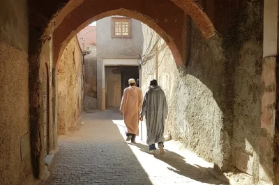 Explorez la vieille médina de marrakech à pied avec un guide local. découvrez les marchés quotidiens, un musée du xixe siècle et la place jamaa el fna. réservez maintenant avec des options flex