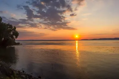 Paseo en barco al atardecer por el lago Trasimeno: Cena o aperitivo