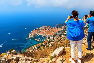 Descubre dubrovnik desde seis miradores únicos con un conductor local. incluye recogida en hotel, transporte y guía en inglés. reserva ya tu plaza.