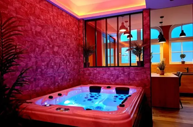 Private Spa Apartment Arras Centre: Jacuzzi & Infrared Sauna
