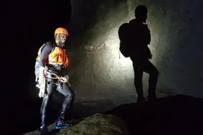 Nacht-Canyoning in Dominica: Abseilen & Springen bei Dämmerung