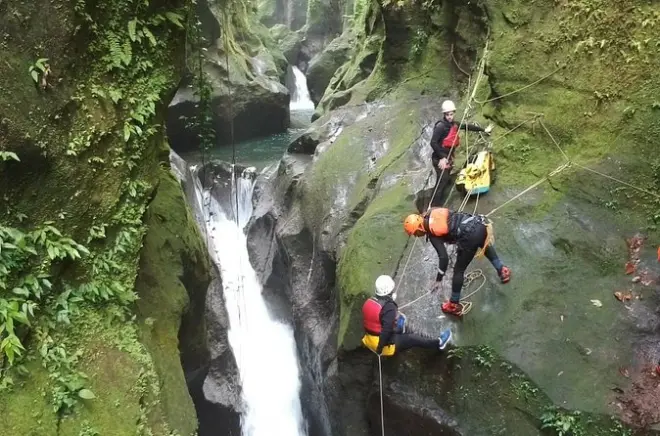 Fortgeschrittene Canyon-Erfahrung mit Seilrutschen in Dominica
