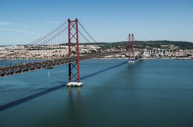 Albufeira to Lisbon Private Transfer: 2 Sightseeing Stops