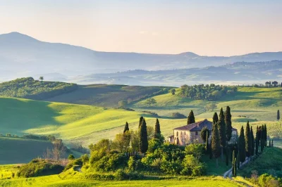 Explore montepulciano, montalcino e pienza em um tour privativo pela toscana saindo de roma. inclui traslado, guia local, degustações e almoço leve. reserve já.