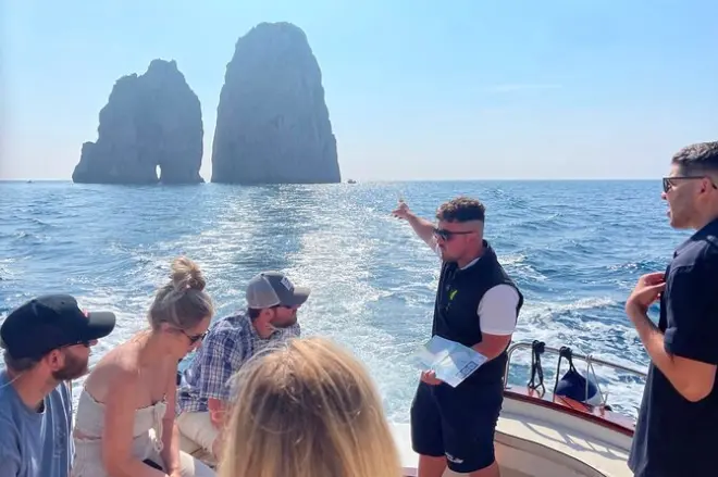 Capri depuis Massa Lubrense en bateau : Baignade aux Faraglioni