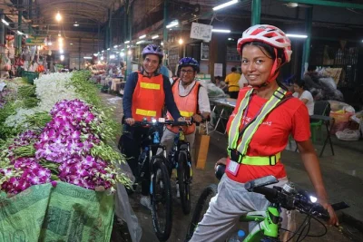 Découvrez bangkok la nuit à vélo avec un guide local, savourez un dîner thaï à thonburi, visitez wat arun, wat pho, le marché aux fleurs et chinatown. vélos et dîner inclus.