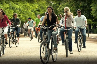 Louez un vélo en plein cœur de madrid, recevez un plan gratuit et partez à votre rythme. casque et antivol inclus. réservez pour une balade libre et flexible.