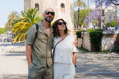 Découvrez séville avec un photographe local, explorez santa cruz, la giralda, et repartez avec vos photos retouchées. réservez votre séance privée dès maintenant.