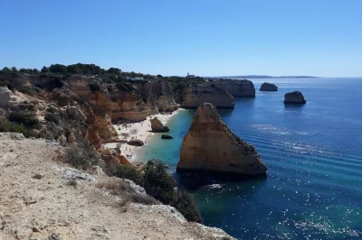 Explore as grutas de benagil saindo de albufeira de tuk tuk, com paradas na praia da marinha e mirantes incríveis. inclui transfer do hotel, guia particular e fotos de lembrança.