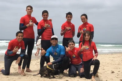 Aprende a surfear en zahara de los atunes con una escuela familiar. incluye traje, tabla, snacks y fotos. reserva tu plaza para surfear ya.