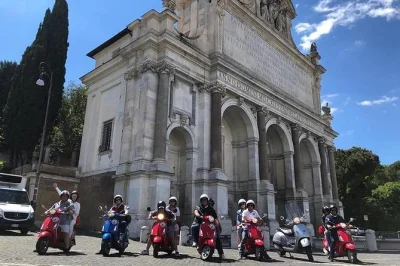 Ande como passageiro em um tour de vespa por roma. veja as escadarias espanholas, a fontana di trevi, trastevere e terraços panorâmicos com um guia local experiente.