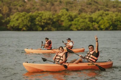 Descubre una isla privada en el norte de goa, navega en kayak al atardecer por los backwaters de chapora y disfruta de snacks locales con tu guía. incluye paseo en barco e instructor.