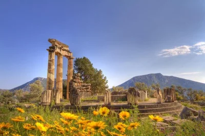 Descubra as ruínas antigas de delphi e o charme das montanhas de arachova em um passeio privado saindo de atenas. guia local, visita ao museu e almoço grego incluídos.
