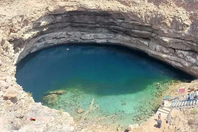 Wadi Shab e Hawiyah Sinkhole: Nado e cavernas saindo de Muscat