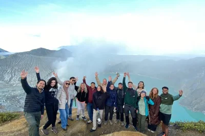 Erlebe die gischt von tumpak sewu, jeepfahrt zum sonnenaufgang am bromo und die blaue flamme am ijen. inklusive abholung in malang, tickets, transport und schlafsaalübernachtung.
