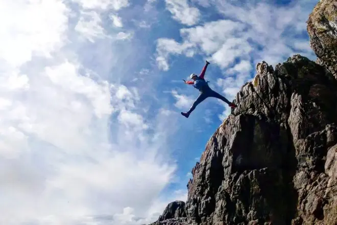 Coasteering a Anglesey: Tuffi dalle scogliere, nuoto, arrampicate