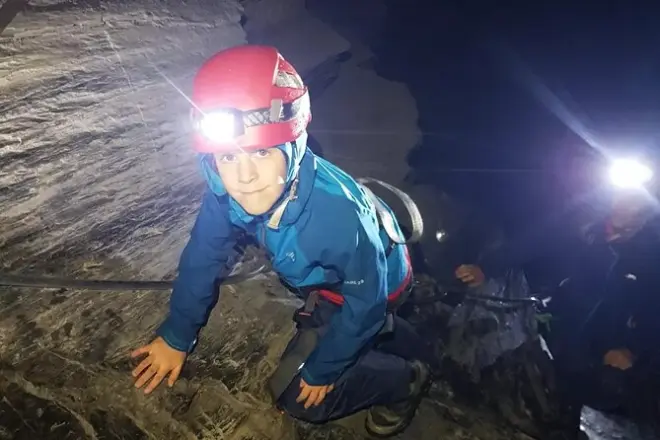 Aventura subterránea en Snowdonia: Escalada, rápel y tirolesa