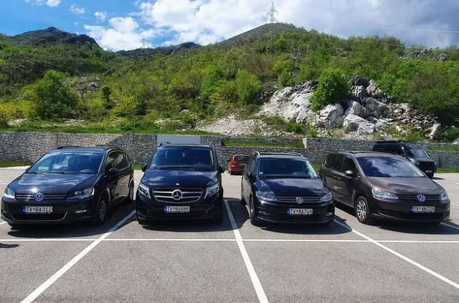Privater Transfer Tivat–Flughafen Dubrovnik mit Fährfahrt