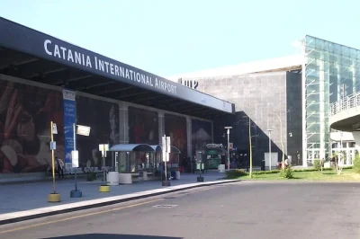Da catania aeroporto a taormina o dintorni con autista locale. include accoglienza, veicolo climatizzato e trasferimento diretto in hotel.
