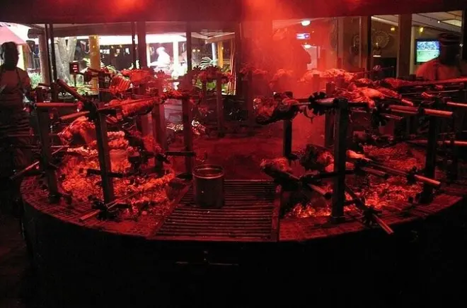 Nairobi Safari Park Hotel: Abendessen mit Live-Band und Kabarett